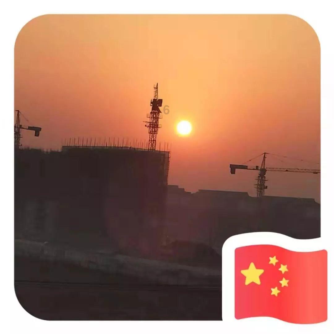 可爱女孩参加宴会